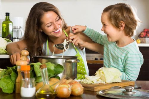 Kuchnia przyjazna dzieciom - jak zaangażować najmłodszych podczas gotowania?